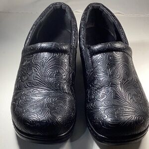 Yuu Women's Slip on Shoes Clogs Bethanee Embossed Tooled Western Style Size 8.5